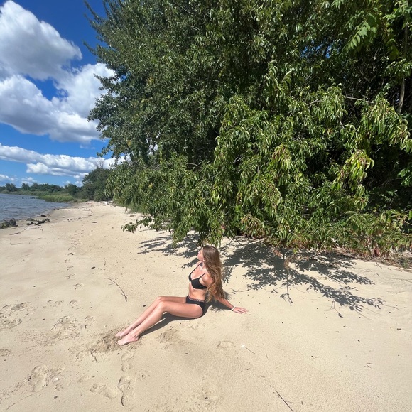 Meet your Posher, Jillian - Picture 1 of 1